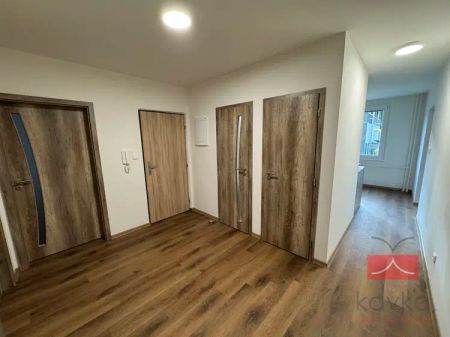 Pronájem nově zrekonstruovaného bytu 4+1 s balkonem, 87 m - Fotografie 3