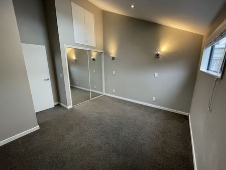 Sunny 3-Bedroom Townhouse in Sought-After Wadestown - Photo 3
