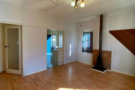 Delightful Three Bedroom Family Home - Photo 4