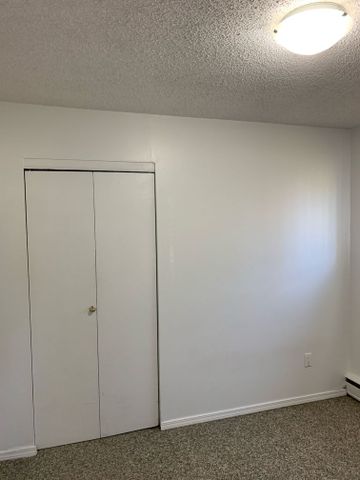 1 BDRM/1 BATH - 2102 MAIN ST - Available DEC 1 - Photo 2