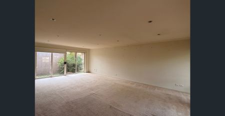 Spacious Family Townhouse - Photo 2