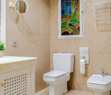 Tidy room for rent in 5-bedroom apartment in Ciutat Vella - Photo 6
