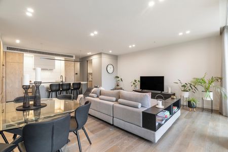 LUXURIOUS THREE BED APARTMENT PLUS STUDY - Photo 5