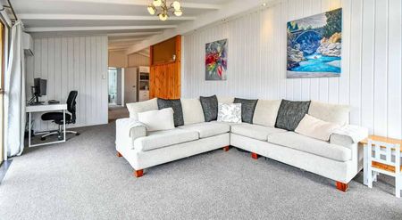 Light-Filled Family Home with Entertainers’ Deck a - Photo 2