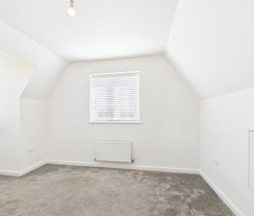 4 bedroom House in St. Georges Park, Bracknell - Photo 4