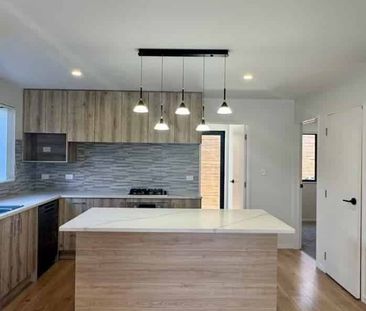 Four bedroom and three bathrooms family home - Photo 2