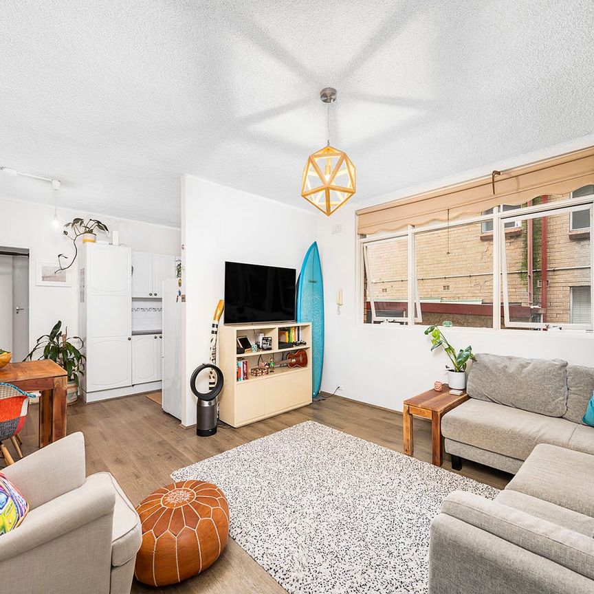 Bright and airy apartment with wooden floors - quiet street - Photo 1