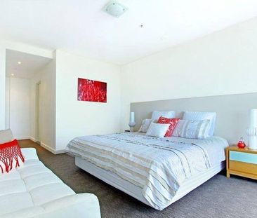 FURNISHED 2 BEDROOM APARTMENT - SHORT TERM LEASE AVAILABLE - Photo 2