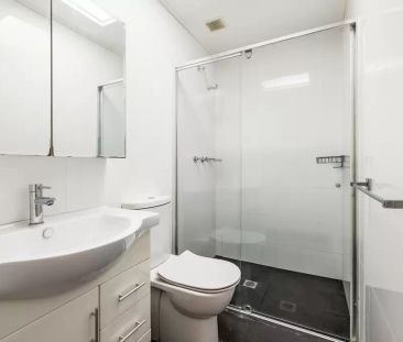 Two level apartment steps to Darling Street - Photo 2