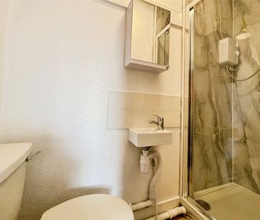 Queens Road, Egham, Surrey, TW20 9RT - Photo 4