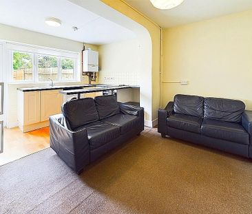 3 bedroom end of terrace house to rent - Photo 3