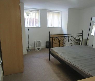 2 bedroom ground floor flat to rent - Photo 3