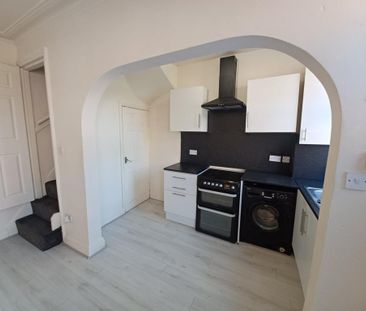 2 bedroom end of terrace house to rent - Photo 3