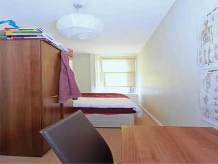 3 bedroom flat to rent - Photo 4