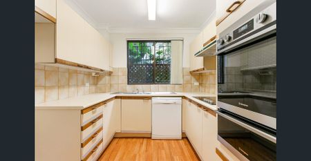 FANTASTIC TWO BEDROOM APARTMENT WITH COURTYARD - Photo 3