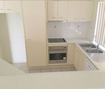 3 BEDROOM HOME IN BEAUTIFUL SPRINGFIELD LAKES - Photo 3