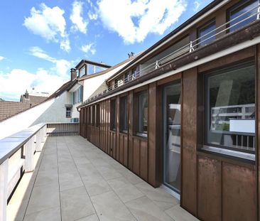 Zentral, luxuriös, neu renoviert mit grossem Balkon und Aussicht - Photo 3