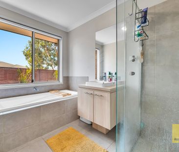 Stunning 4-Bedroom Property with Open-Plan Living and 2 Garages - Photo 2