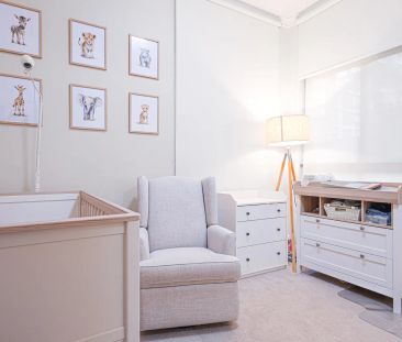 Waterside 2 bedroom apartment with yard - Steps from the Train Station - Photo 4