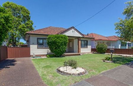 Four bedroom home with parking - Photo 2