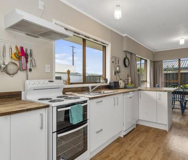 Charming Two Bedroom Unit - Photo 5