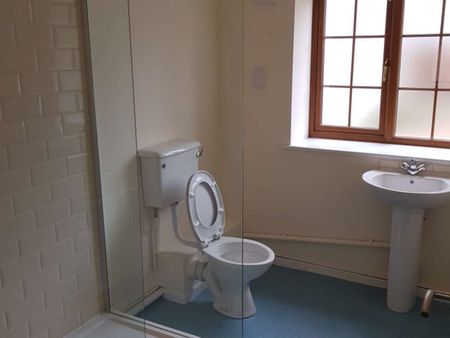 Double Rooms Available ALL BILLS INCLUDED Students Welcome! Room 3 - Photo 5