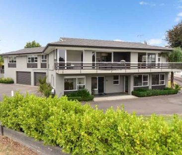 Grand Family Entertainer on the 18th Green – Poolside Living at St ... - Photo 3