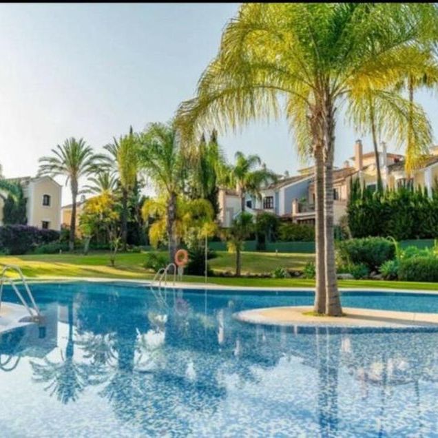 Alquiler de chalet adosado en Camino Cortes - Photo 1