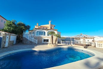 LONG TERM RENTAL Spacious villa for rent with sea views