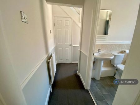 3 bedroom terraced house to rent - Photo 4