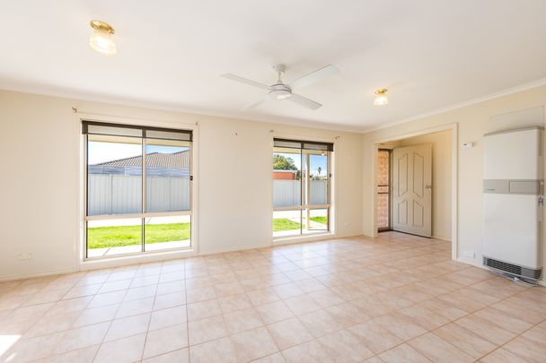 CHARMING 2-BEDROOM TOWNHOUSE IN PRIME SHEPPARTON LOCATION - Photo 1