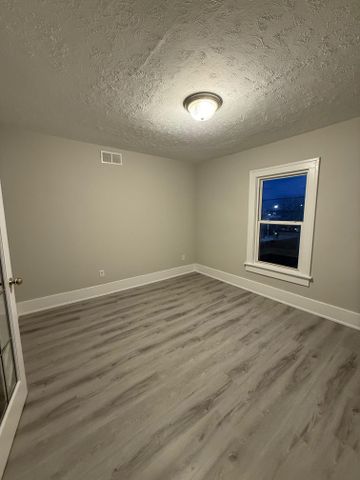 For Lease - 572 Oak Avenue, Windsor, Ontario - Photo 2