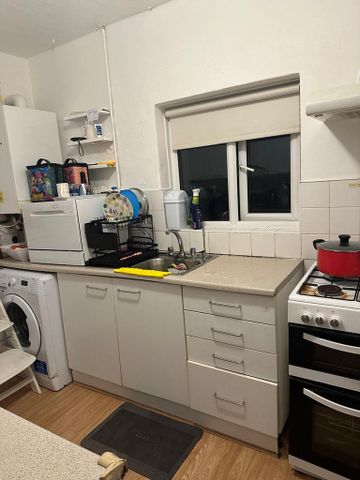 3 bedroom flat to rent - Photo 4