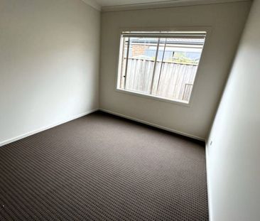 8 Brolin Terrace, CRANBOURNE NORTH - Photo 2