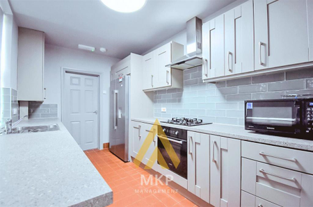 5 bedroom terraced house to rent - Photo 4