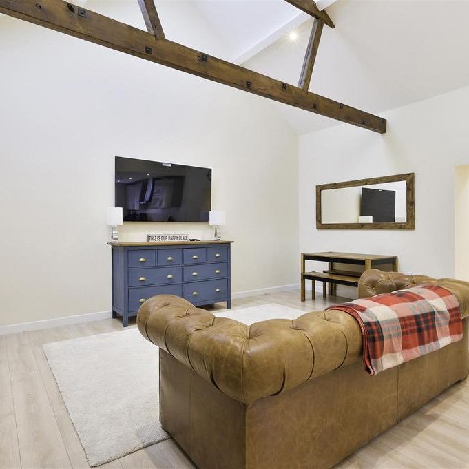 2 bedroom barn conversion to rent - Photo 1
