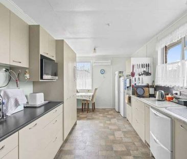 Brick and tile family home - Photo 4