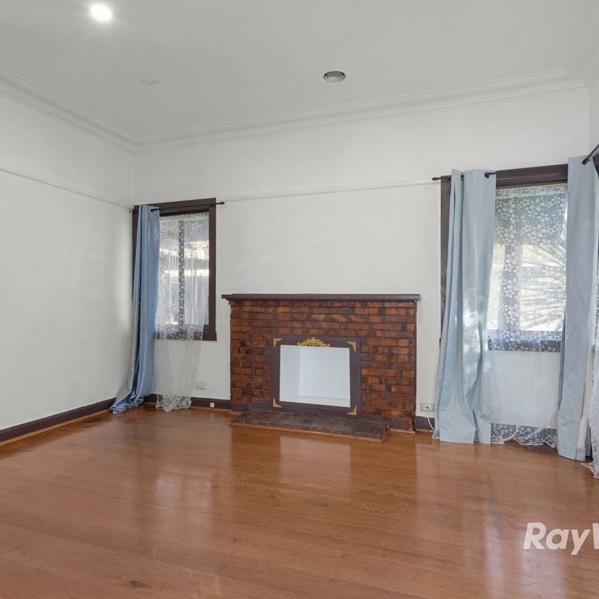 Family Living in a Prime Oakleigh South Location - Photo 1
