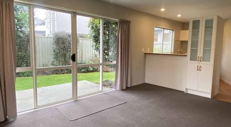 Gorgeous 3 Bedroom Townhouse! - Photo 2