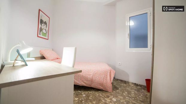 Room in a shared 5-bedroom apartment for rent in Russafa. - Photo 1
