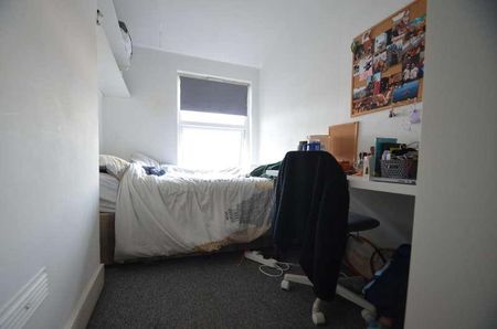 High Street, Egham, TW20 - Photo 4