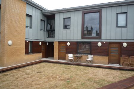 2 bed Apartment - To Let - Photo 5