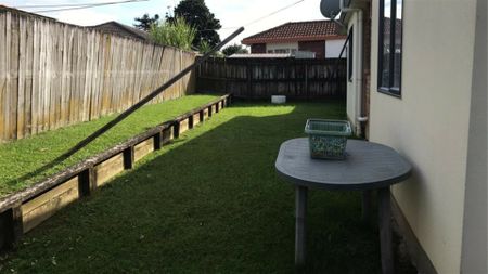 3 BEDROOM - SINGLE LEVEL - DOUBLE GARAGE - Photo 2