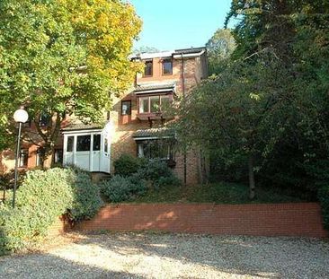 Bedroom Top Floor Apartment In Godalming, GU7 - Photo 2