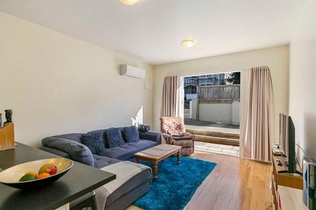 Spacious Sunny home in Lyall Bay - Photo 2