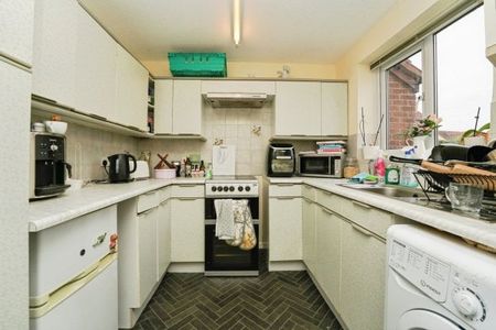 St. Michaels Close, Evesham, WR11 - Photo 3