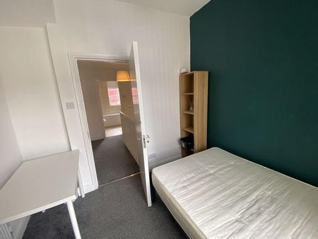 4 bedroom terraced house to rent - Photo 5