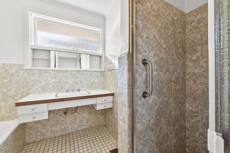 Comfortable, freshly updated home in a fantastic location! - Photo 2