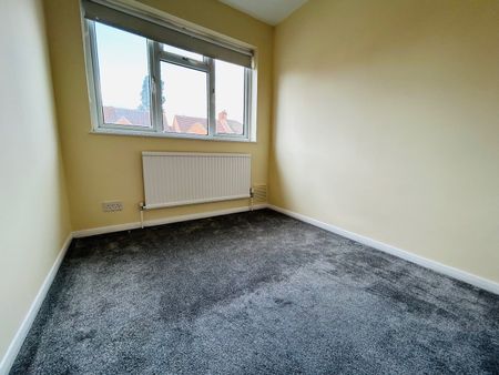 4 Bed Semi-Detached House, Ley Street, IG2 - Photo 3