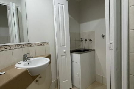 Modern 3-Bed Apartment in Prime Location! - Photo 2